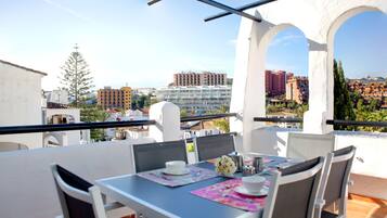 Suíte premium, 2 quartos, vista para a piscina | Terraço/pátio