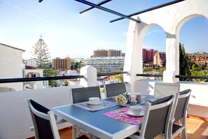 Suite Premium, 2 chambres, vue piscine | Terrasse/Patio