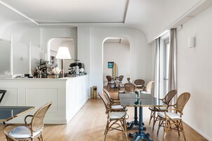 2 间酒吧/酒廊、池畔酒吧