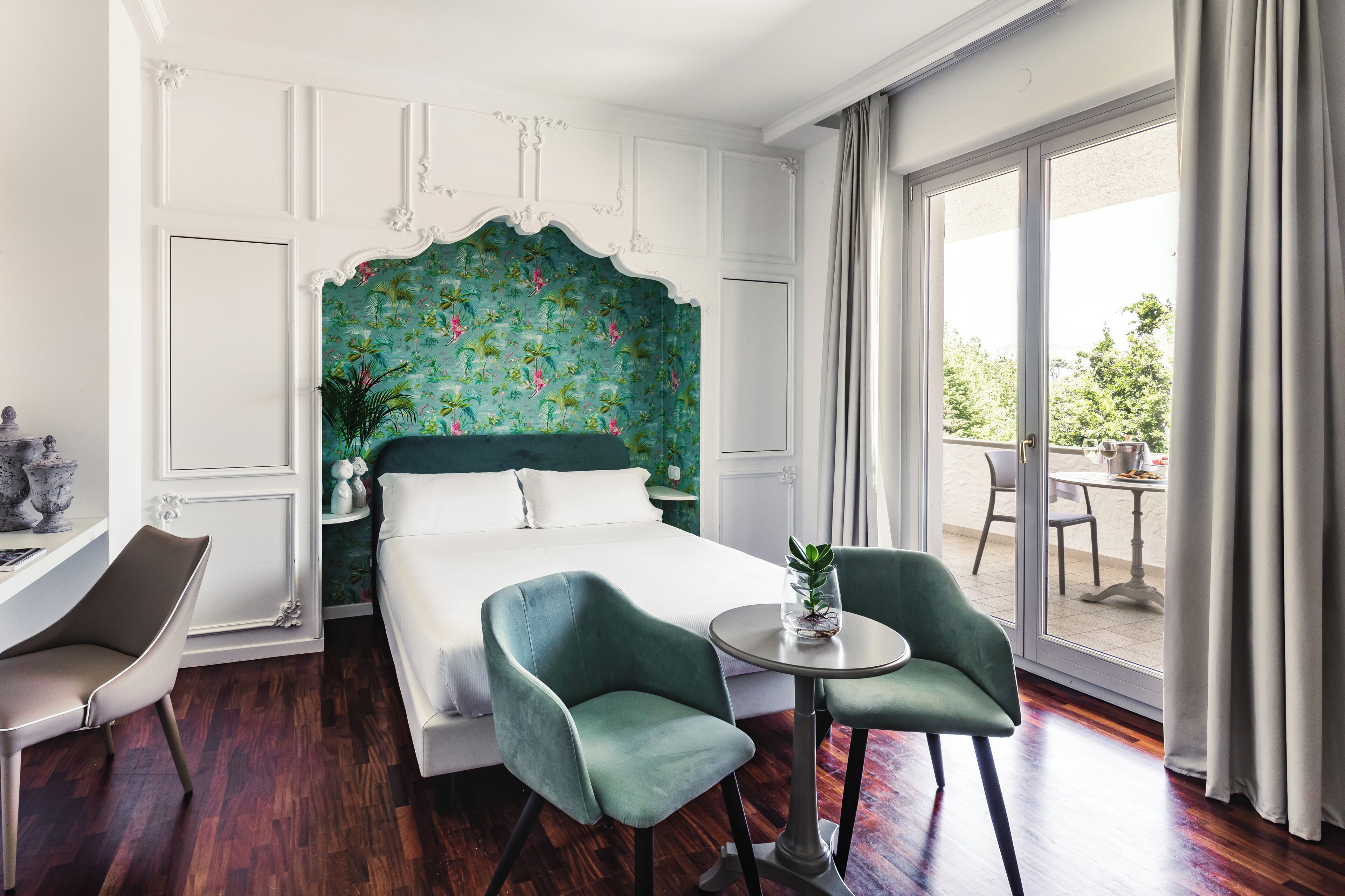 Dobbelt- eller tomannsrom – junior, balkong | 1 soverom, sengetøy av topp kvalitet, minibar og safe på rommet