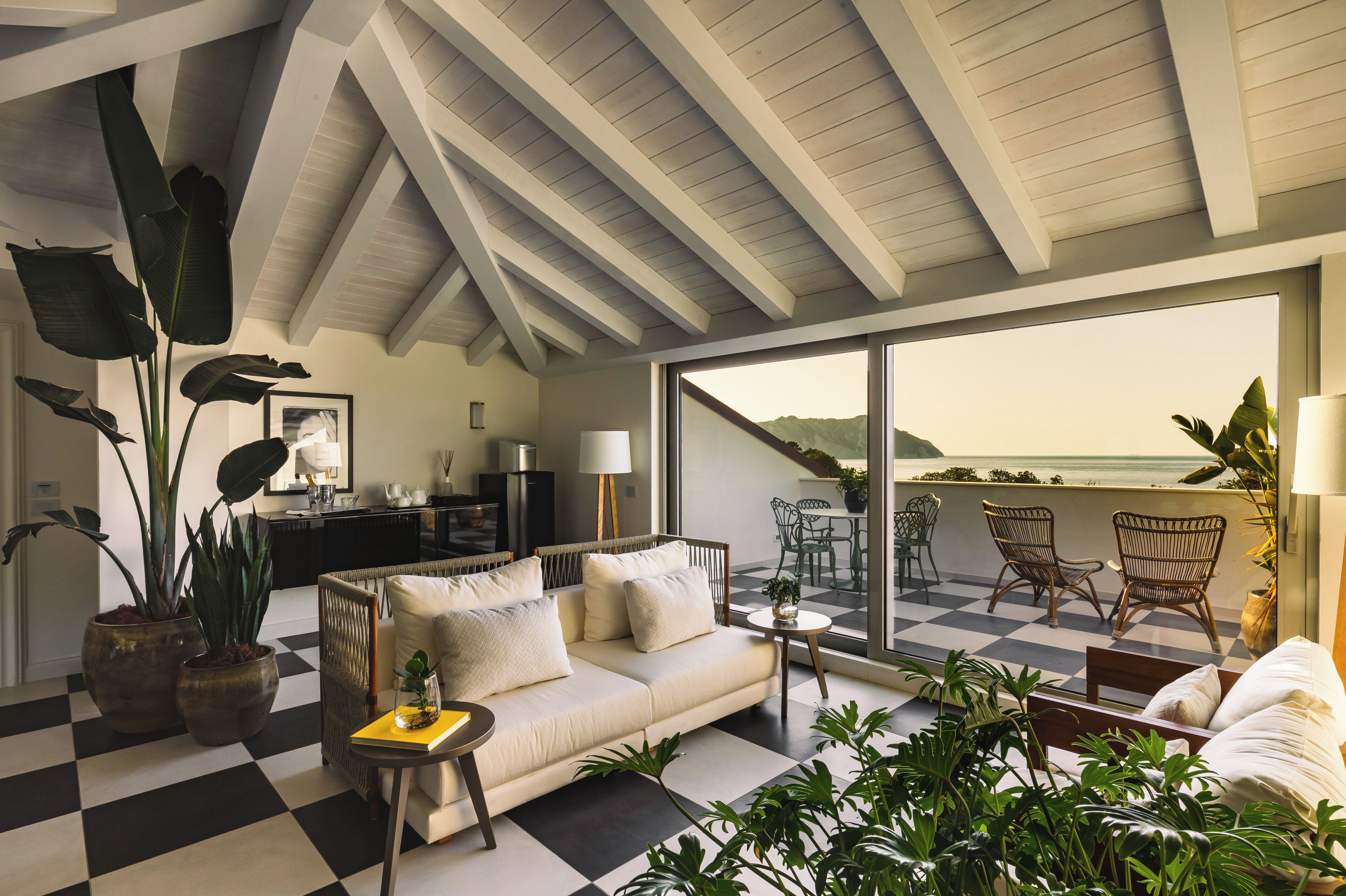 Royal Bay Suite | Wohnbereich | Flachbildfernseher