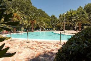 Una piscina al aire libre de temporada