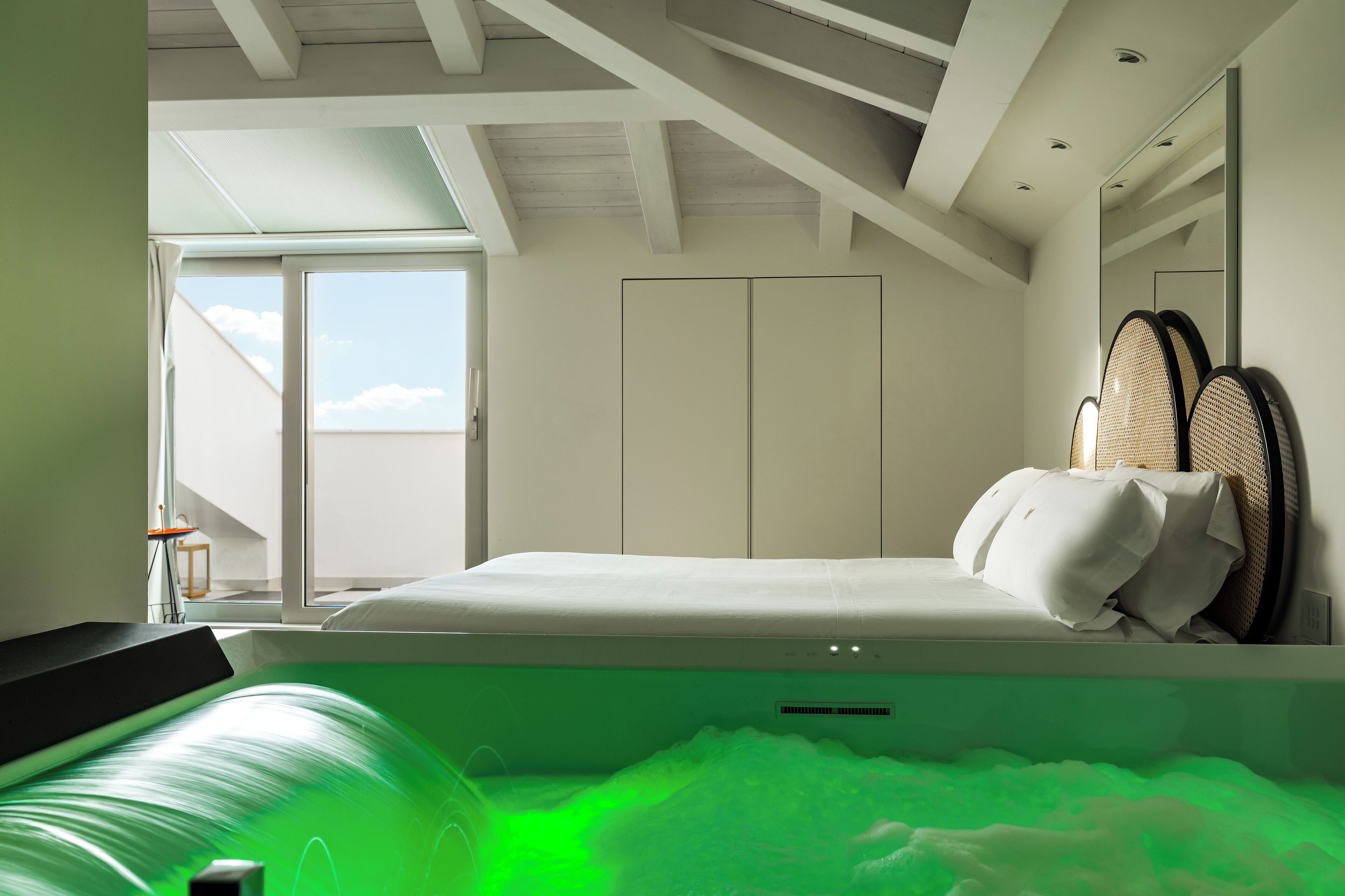 Royal Bay Suite | 1 camera, biancheria da letto di alta qualità, minibar