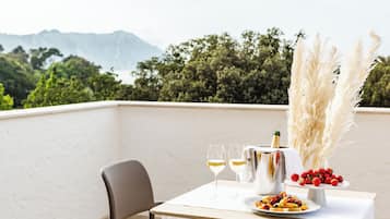 Suite, 1 letto matrimoniale, balcone | 1 camera, biancheria da letto di alta qualità, minibar