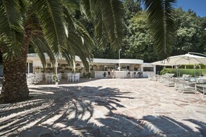 Bar à beira da piscina