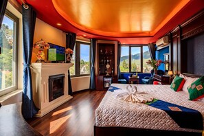 Minibar, in-room safe, individually decorated, desk - Sapa House Hotel Halal Certified (Sa Pa)