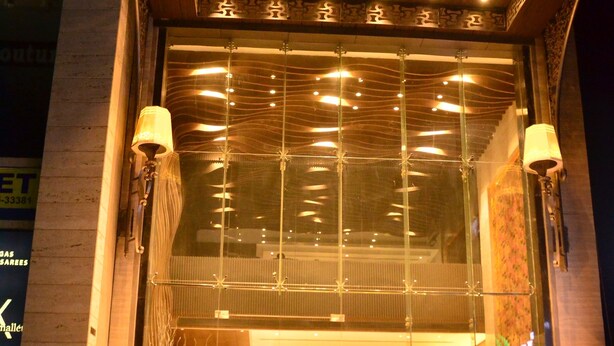 Hotellin sisäänkäynti, jossa on portaikko, ja yläpuolelta valaisevat valaisimet sekä kyltti, jossa lukee: ”PULSSE DISCO BAR/Lounge”.