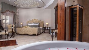 Ein luxuriöses Schlafzimmer mit einem großen Bett, einer Badewanne voller Rosenblätter und stilvollem Mobiliar.