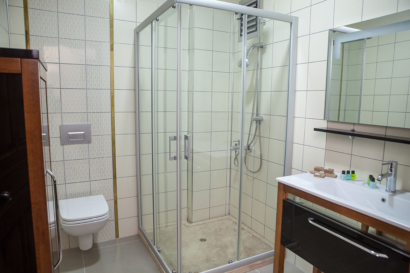 standard room | bathroom | rainfall showerhead, free toiletries, hair dryer, slippers