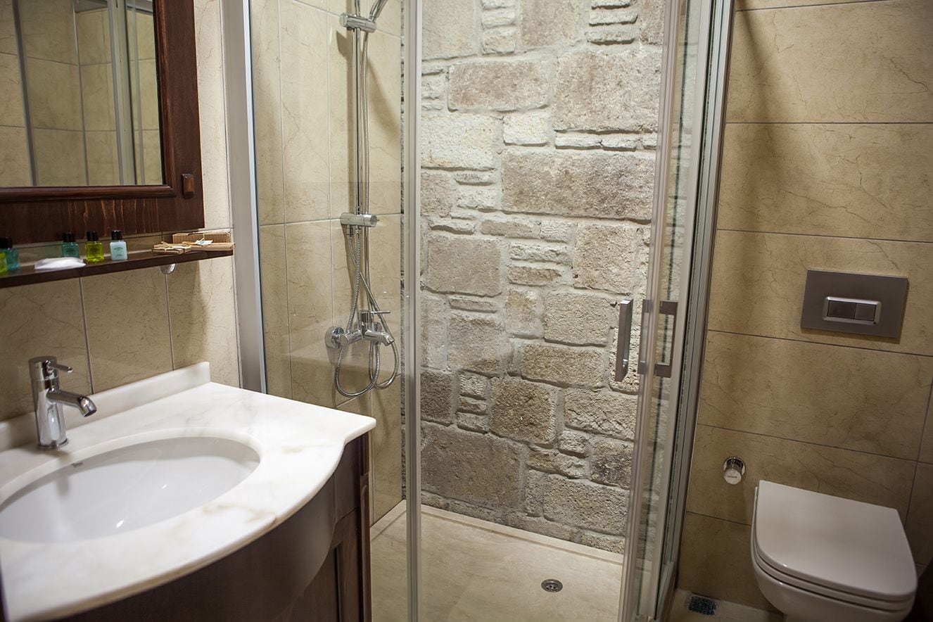 standard room | bathroom | rainfall showerhead, free toiletries, hair dryer, slippers