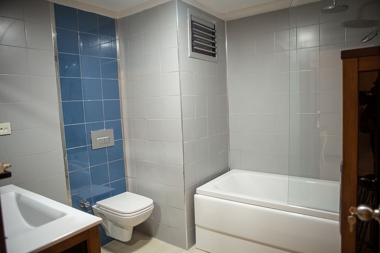 rainfall showerhead, free toiletries, hair dryer, slippers