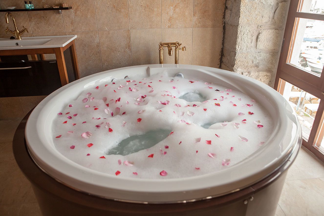 king room | deep-soaking bathtub