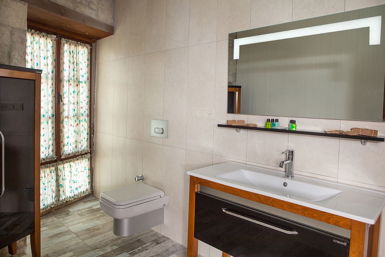 deluxe room | bathroom | rainfall showerhead, free toiletries, hair dryer, slippers