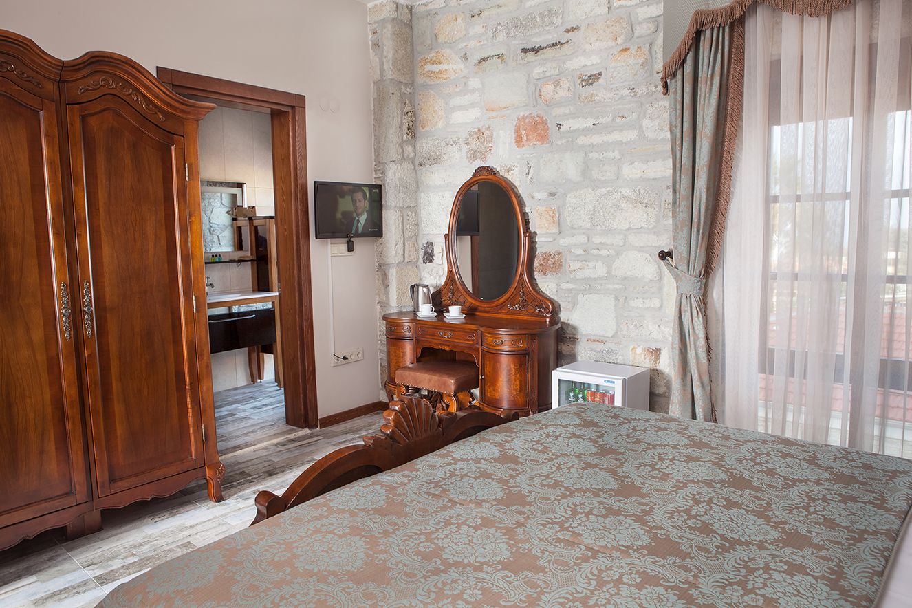 deluxe room | down duvets, minibar, in-room safe, individually decorated