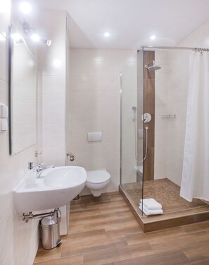 Apartment (Elegante) | Badezimmer | Dusche, Haartrockner, Handtücher