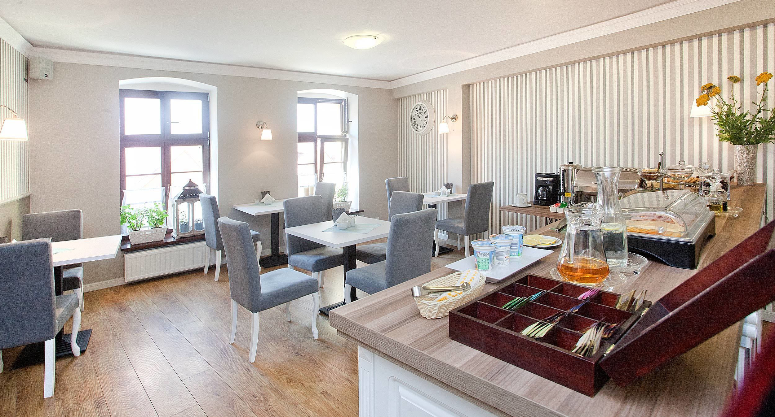 Daily buffet breakfast (PLN 22 per person)