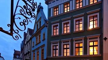 Bagian depan properti - sore/malam