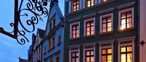 住宿正面 - 傍晚/夜晚