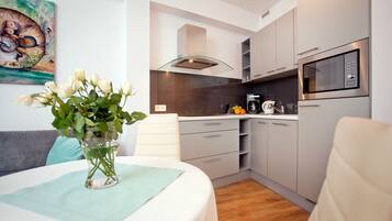 Apartment (Bianco) | Private kitchenette | Coffee/tea maker, fridge, stovetop, dishwasher