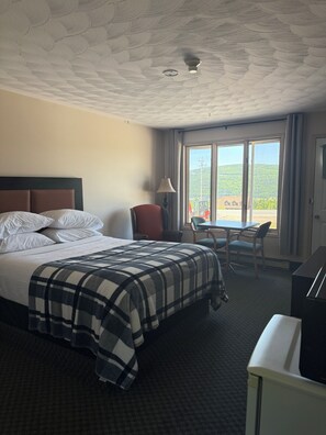 Chambre, 1 grand lit, vue montagne | Fer et planche à repasser, lits pliants/supplémentaires gratuits