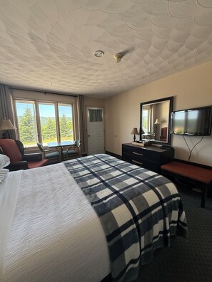 Room, 1 Queen Bed, Mountain View | Iron/ironing board, free rollaway beds, free WiFi, bed sheets