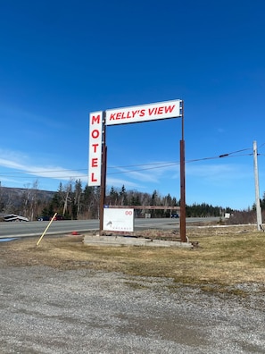 Welcome to Kelly's View, a convenient stop with a vacancy available.