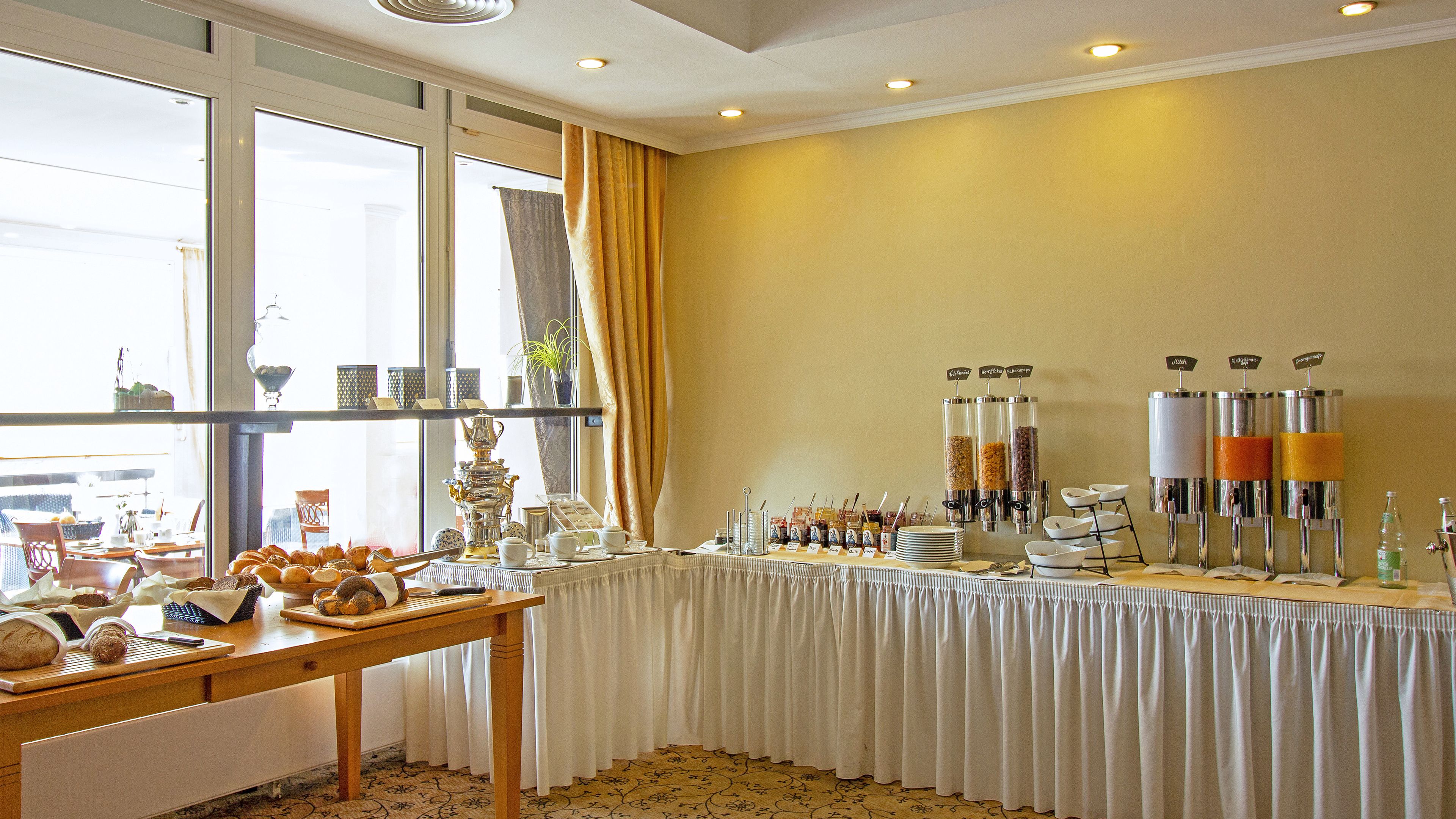 free daily full breakfast