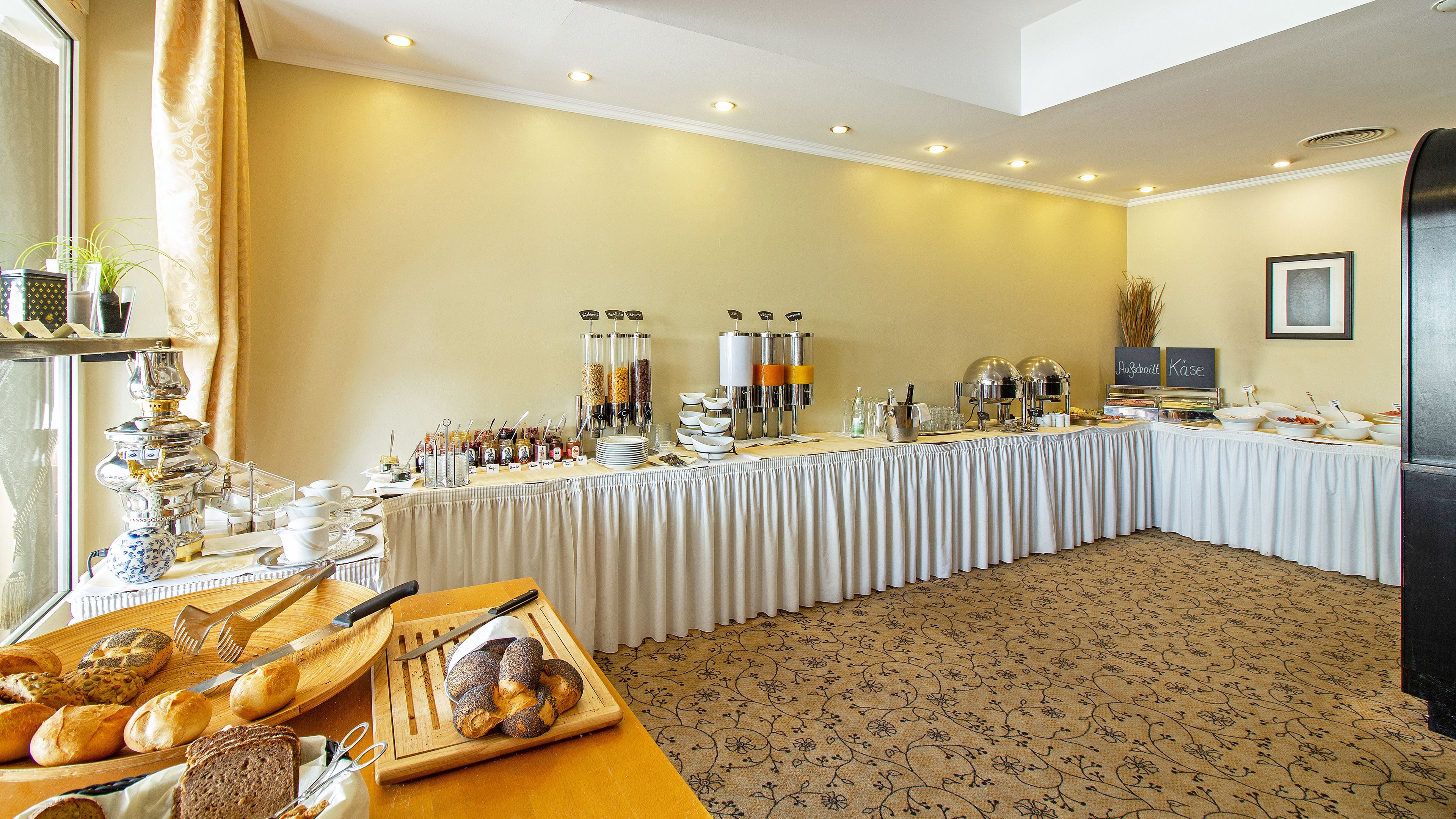 free daily full breakfast