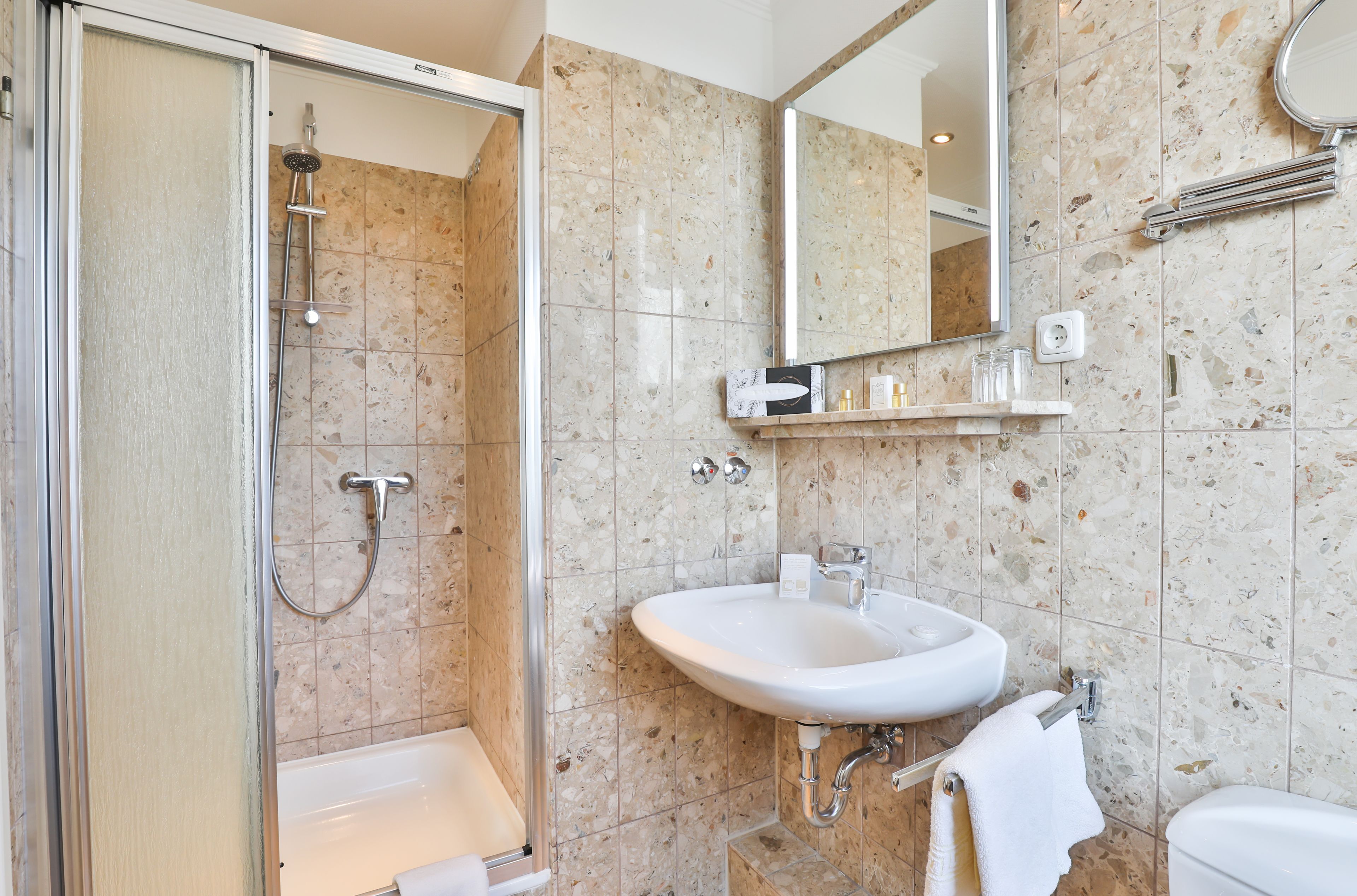 basic room | bathroom | free toiletries, hair dryer, towels