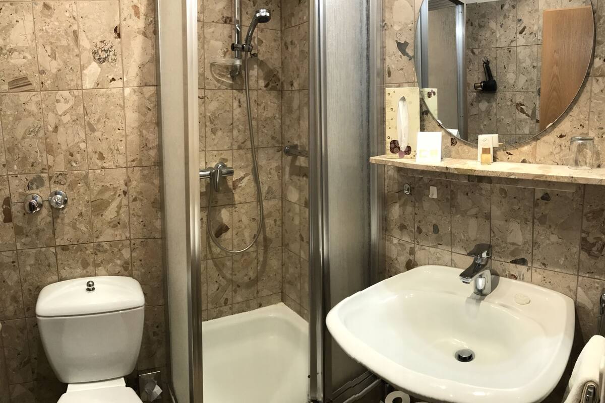 single room | bathroom | free toiletries, hair dryer, towels