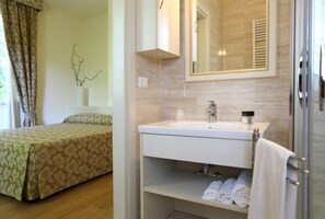 Family Room, 1 Bedroom | In-room safe, desk, soundproofing, free WiFi - Locanda dei Cinque Cerri (Sasso Marconi)