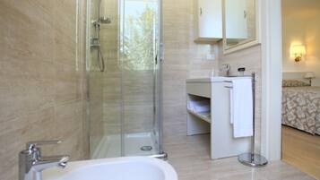 Douche, articles de toilette gratuits, sèche-cheveux