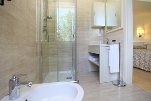 Shower, perlengkapan mandi gratis, pengering rambut, dan handuk