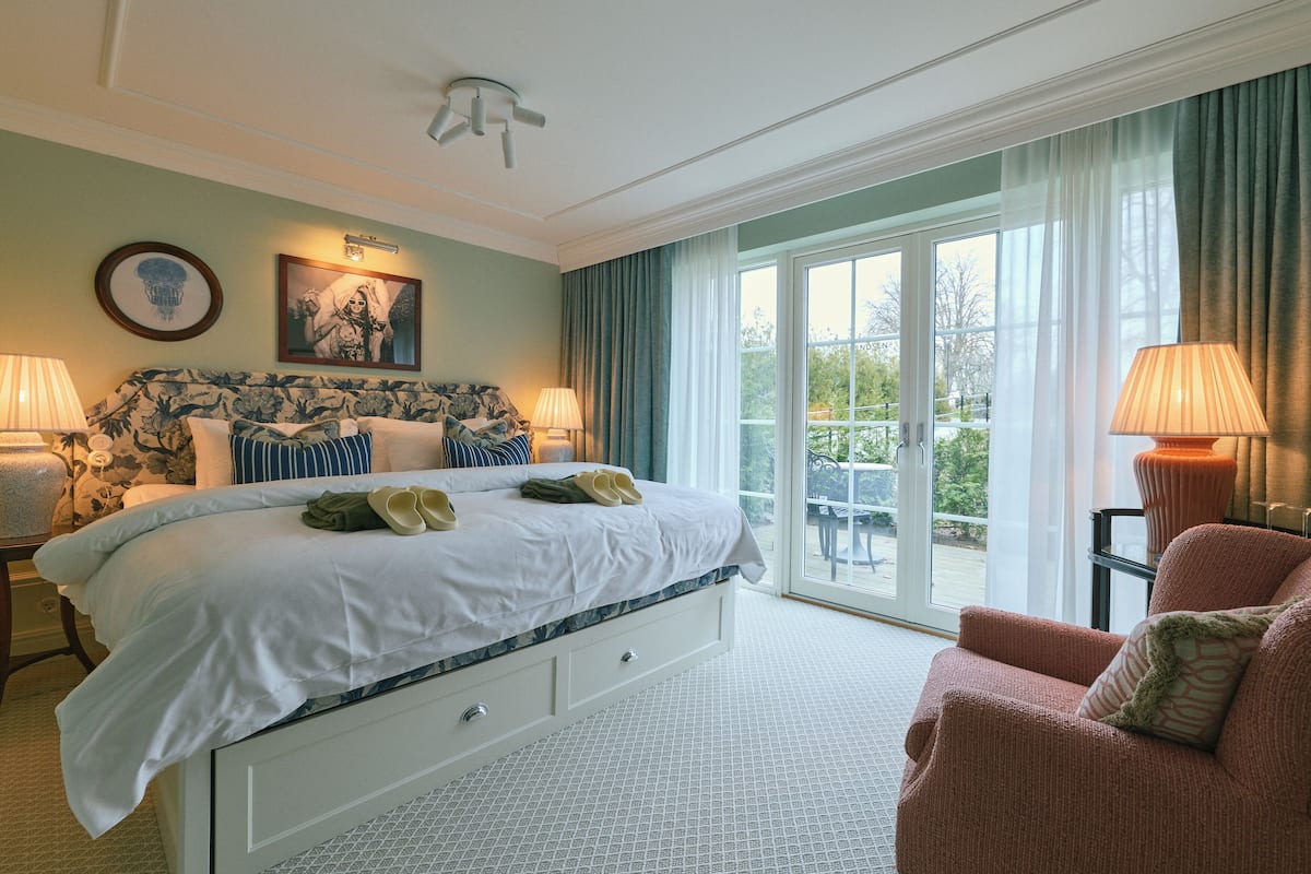 Ropa de cama hipoalergénica, minibar y decoración personalizada