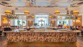 5 bars/lounges