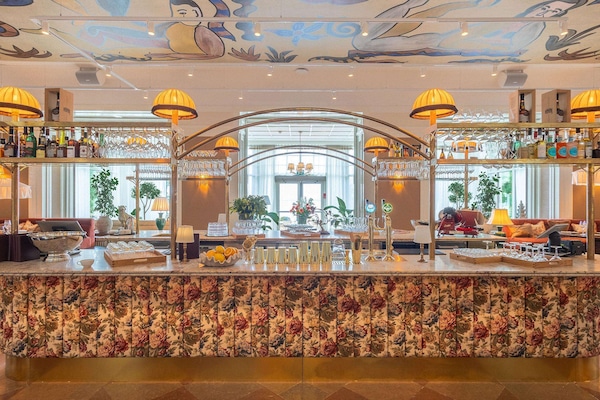 5 bar/lounge