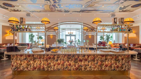 5 Bars/Lounges