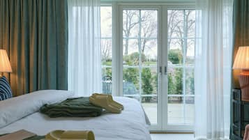 Sugar Club Porch (Including Pool Club Access) | Allergitestade sÀngklÀder, minibar och individuell inredning