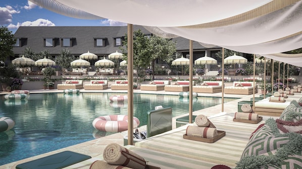 Piscine couverte, 3 piscines extérieures, parasols de plage