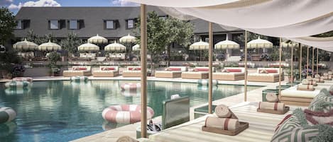 Een binnenzwembad, 3 buitenzwembaden, parasols voor strand/zwembad