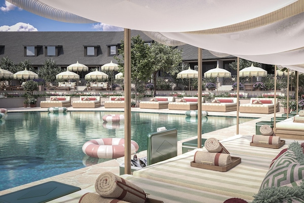 Piscine couverte, 3 piscines extérieures, parasols de plage