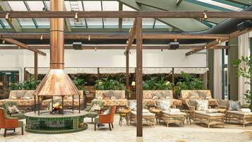 Indendørs pool, 3 udendørs pools, parasoller, liggestole