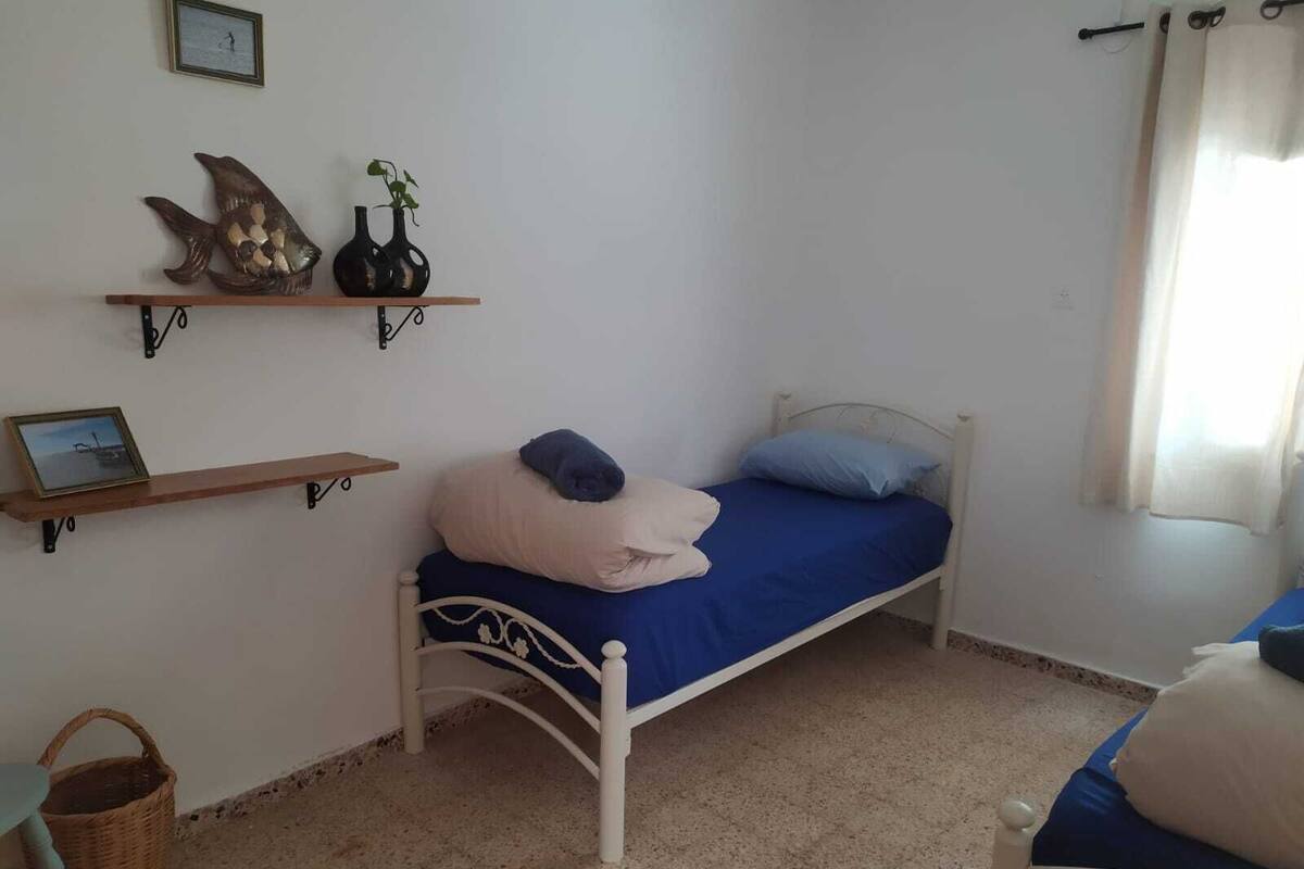 Habitación con 2 camas individuales, baño compartido | Wifi gratis
