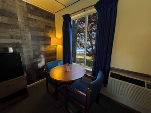 Chambre Confort, 2 lits doubles, vue lac | Coffres-forts dans les chambres, bureau, Wi-Fi gratuit, draps fournis