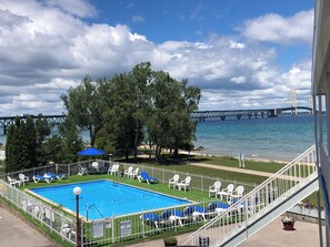 Sesongbasert utendørsbasseng og solsenger