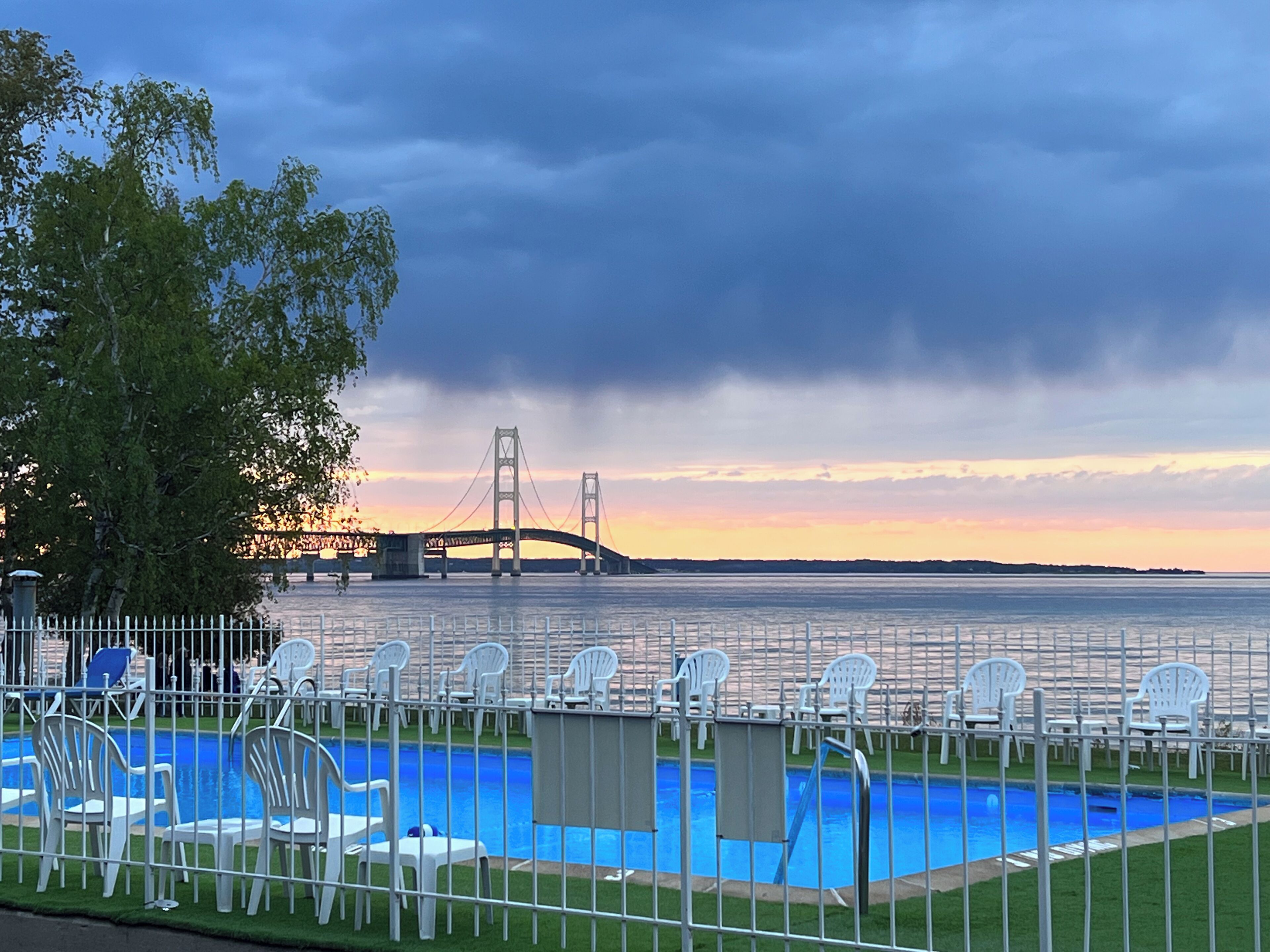 Sæsonbestemt udendørs pool, åben fra kl. 09.00 til kl. 22.00, liggestole