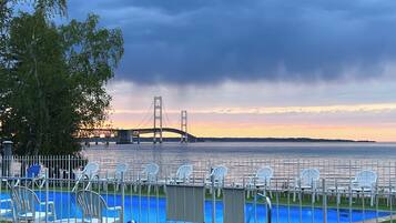 Alberca al aire libre por temporada y camastros