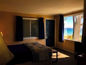 Chambre Standard, 1 grand lit, vue parc, en angle | Coffres-forts dans les chambres, bureau, Wi-Fi gratuit, draps fournis