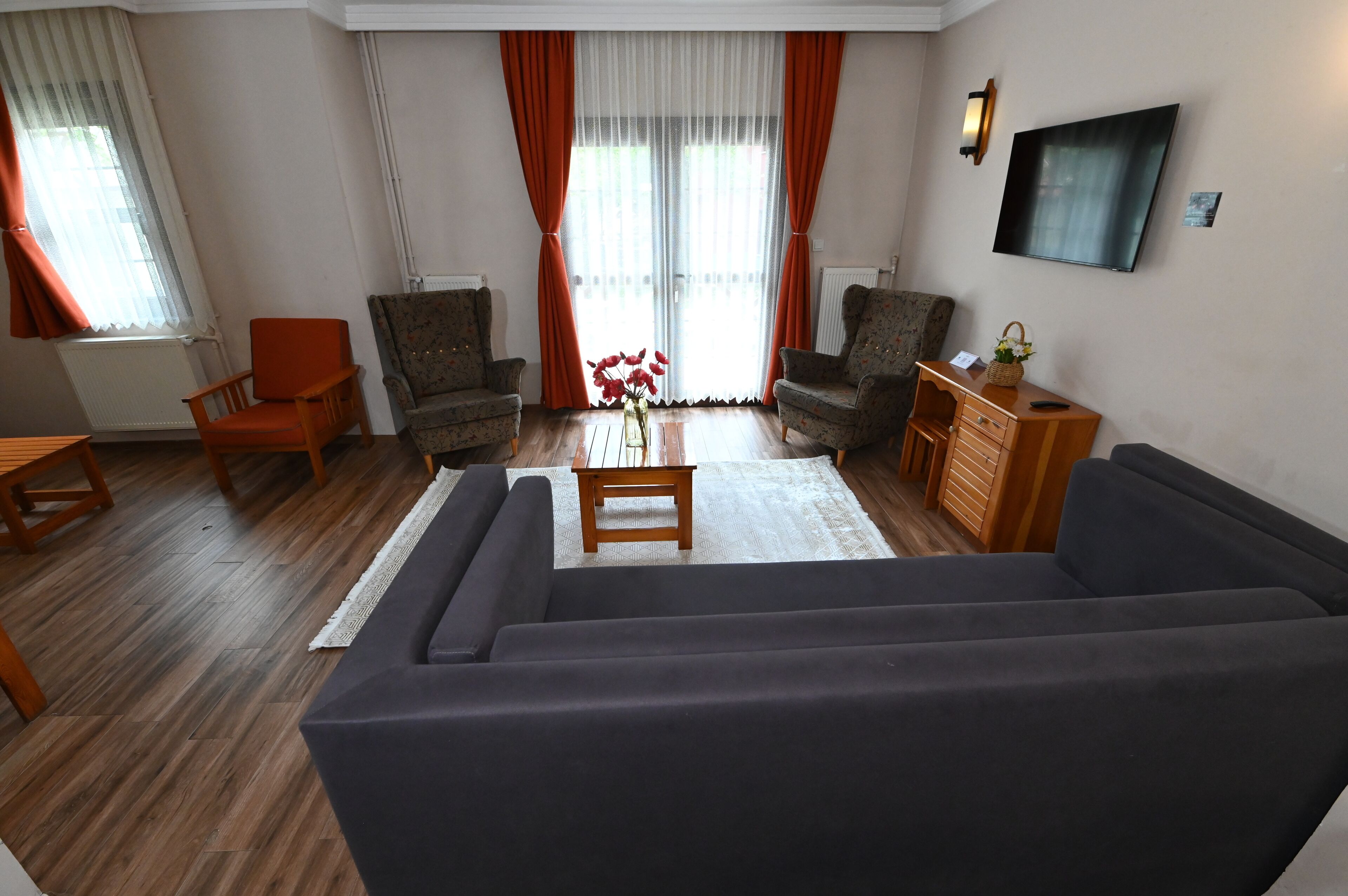 tip 4 family suit villa  | living area | flat-screen tv