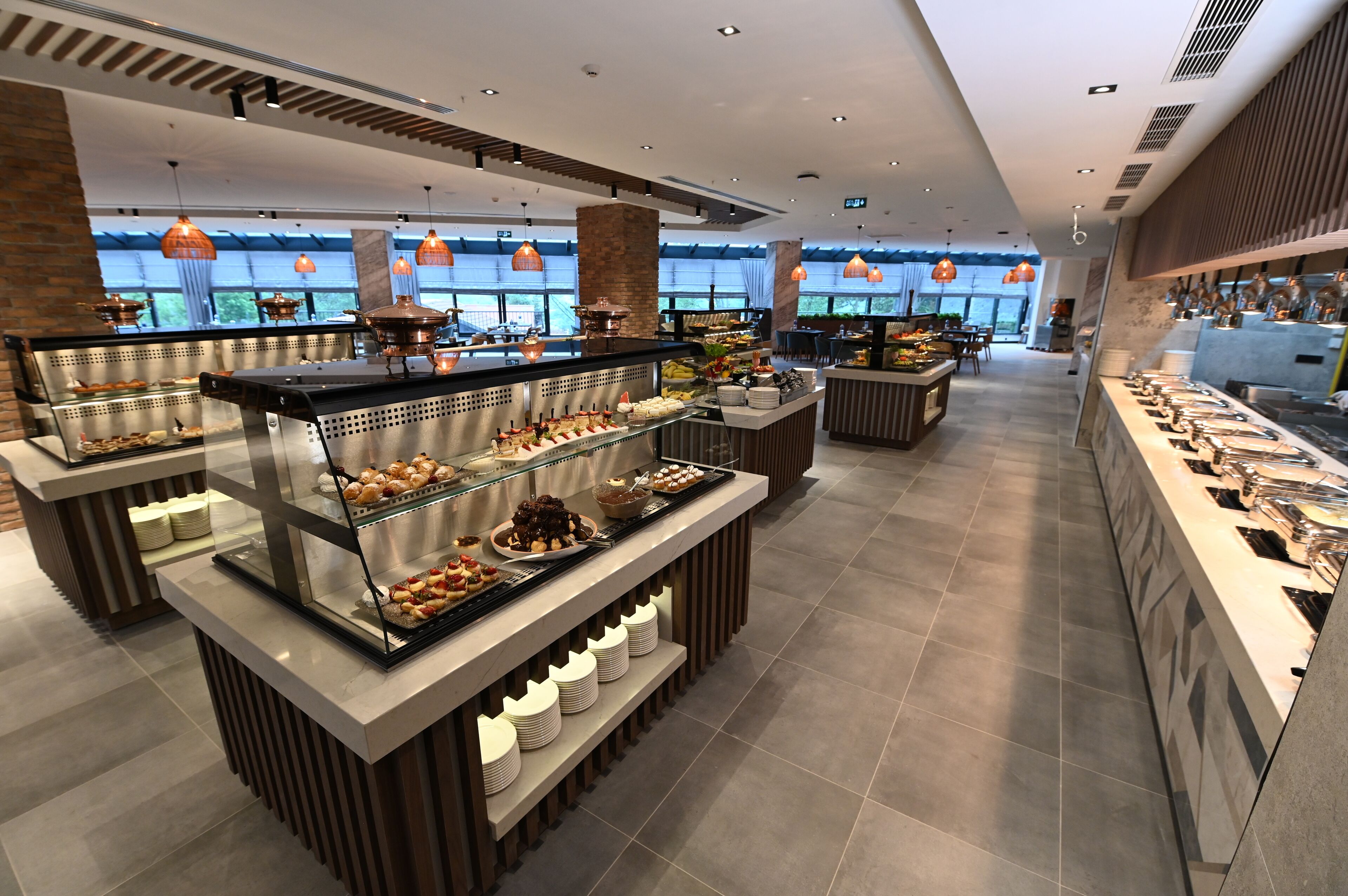 breakfast, lunch, dinner served; international cuisine